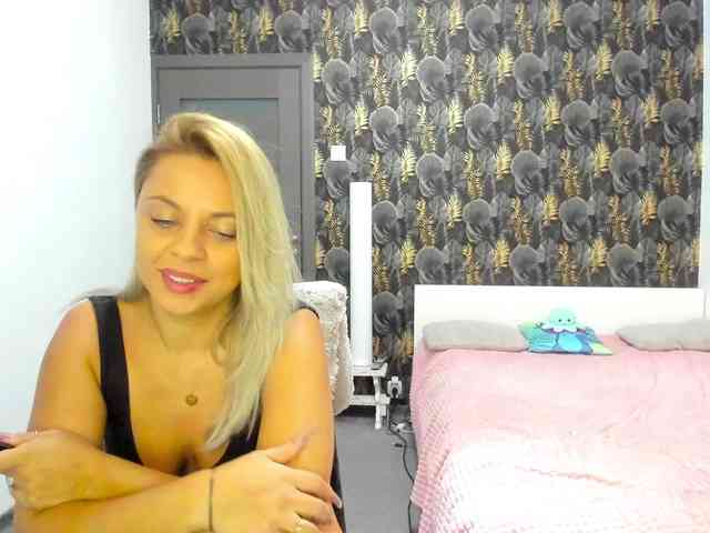 CarlaStaceeFun webcam