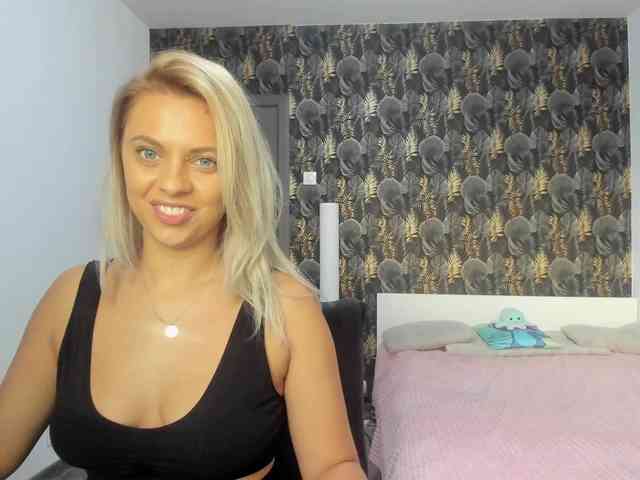 CarlaStaceeFun webcam