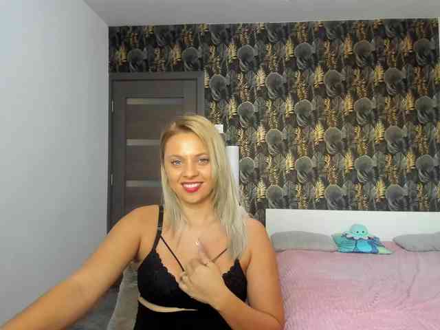 CarlaStaceeFun webcam