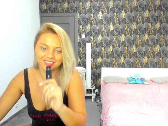 CarlaStaceeFun webcam