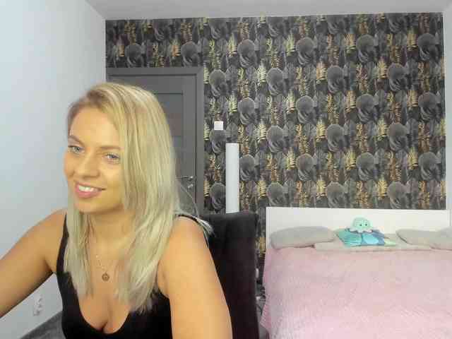 CarlaStaceeFun webcam