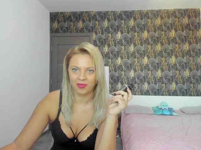 CarlaStaceeFun webcam