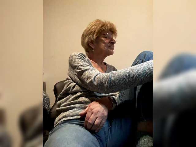 Entra en el chat con el modelo Reife-dame Reife-dame