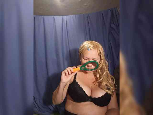 FameLara webcam
