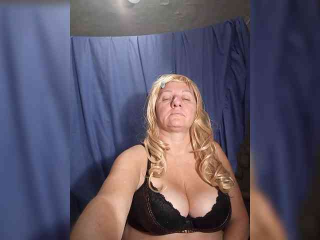 FameLara webcam