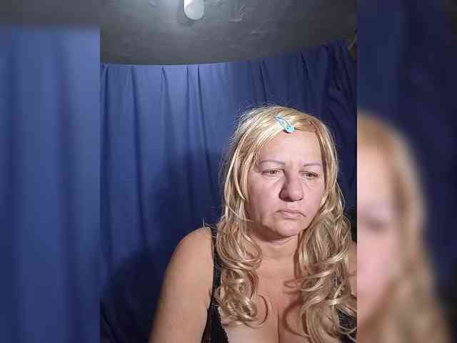 FameLara webcam