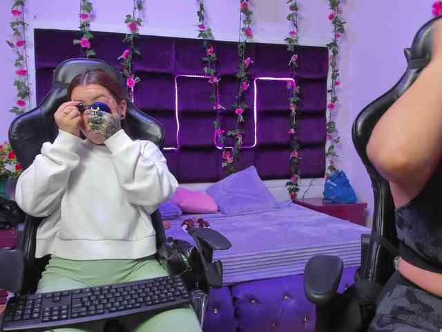 LizaAndCharlottt webcam