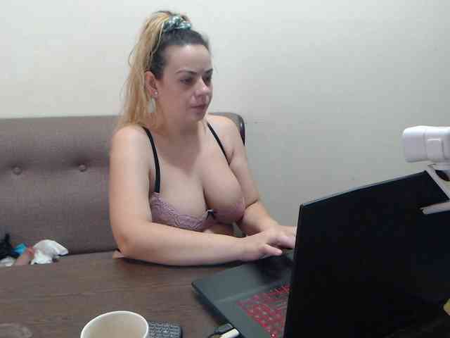 GiuliaHotXXX1 webcam