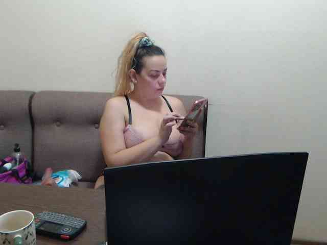 GiuliaHotXXX1 webcam