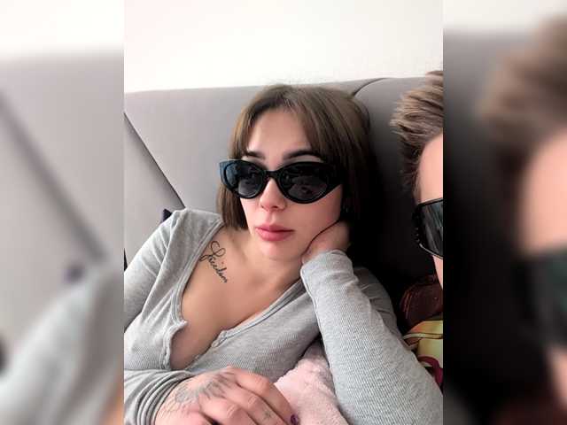 Accedi alla chat con il nickname GroteskCouple GroteskCouple