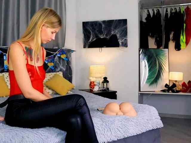 InvitingTina webcam