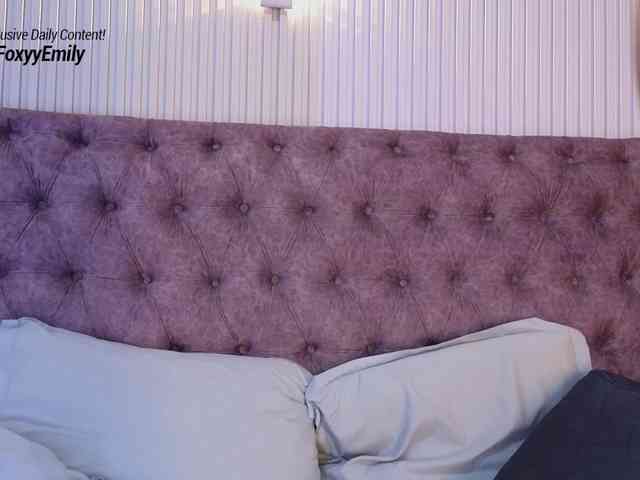 Emily-Foxyy webcam