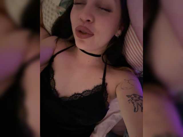 Entra en el chat con el modelo Iiiillllyyyy Iiiillllyyyy