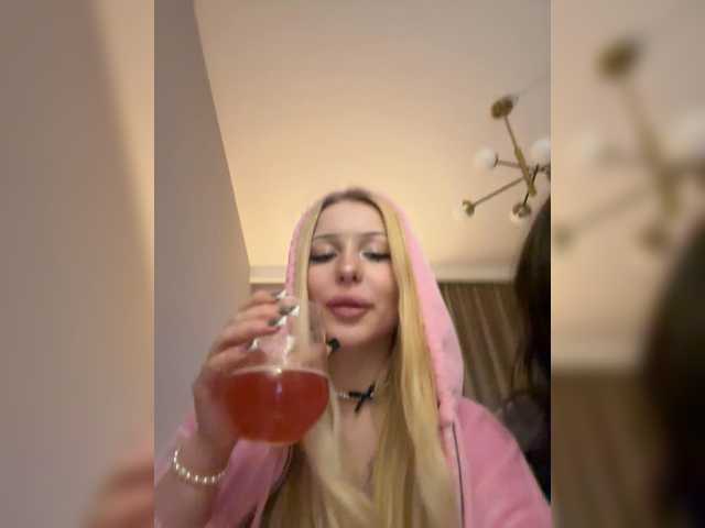 Entra en el chat con el modelo Iiiillllyyyy Iiiillllyyyy