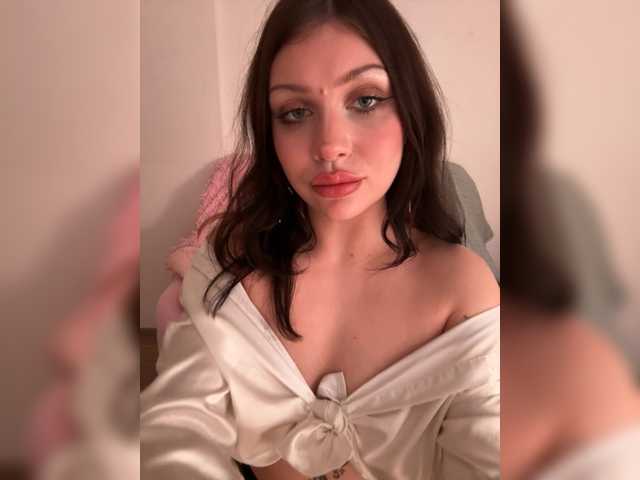 Entra en el chat con el modelo Iiiillllyyyy Iiiillllyyyy