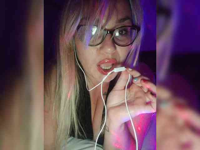 CurvyVoiceGoddess webcam