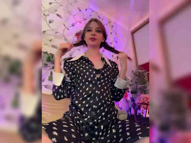 WednesdayFridayAddams webcam