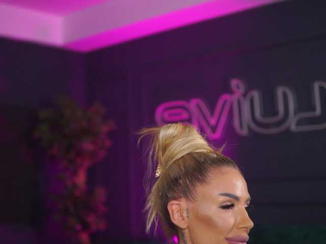 RaquelleVon