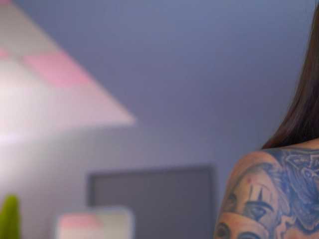 Vai a chattare su RaquelleVon RaquelleVon