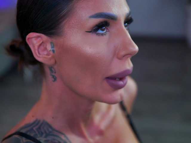 Gratis Live Sexcam mit RaquelleVon RaquelleVon