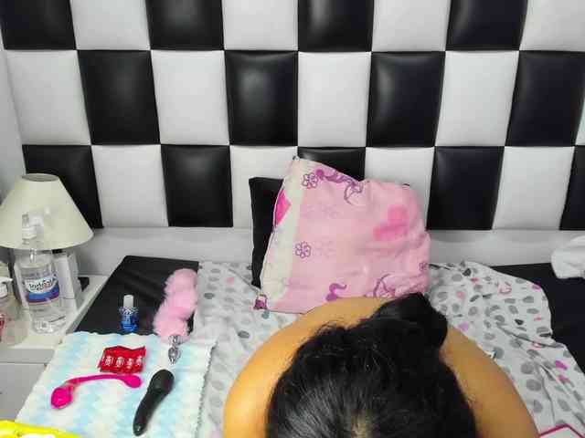 ariana-naugthy webcam