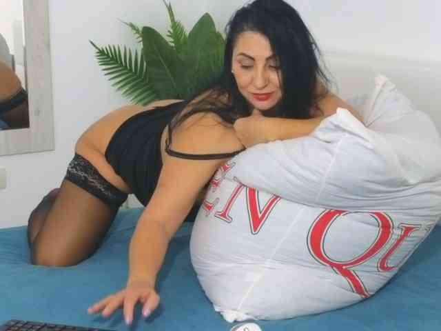 Yourhotmilf webcam