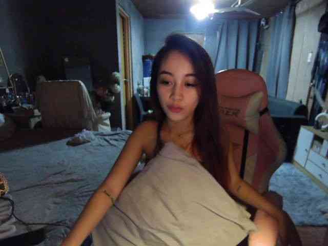 AllieSpankalot webcam