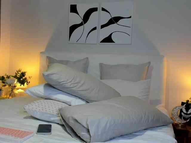 Cinnamon-Lips webcam