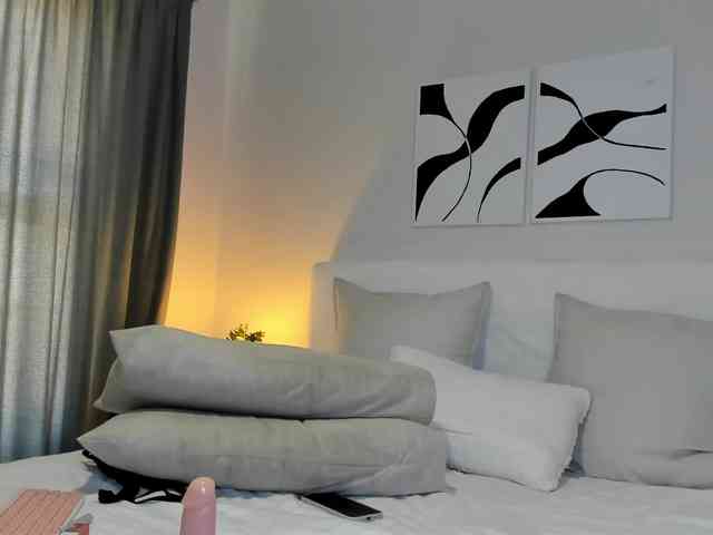 Cinnamon-Lips webcam