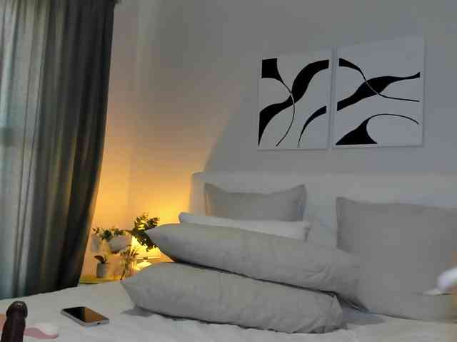 Cinnamon-Lips webcam