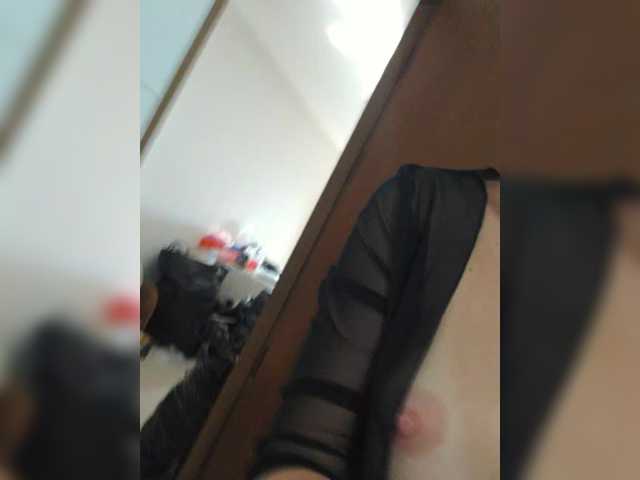 Entra en el chat con el modelo Minni_Mia Minni_Mia