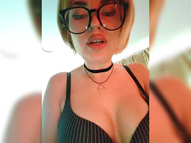 Entra en el chat con el modelo Minni_Mia Minni_Mia