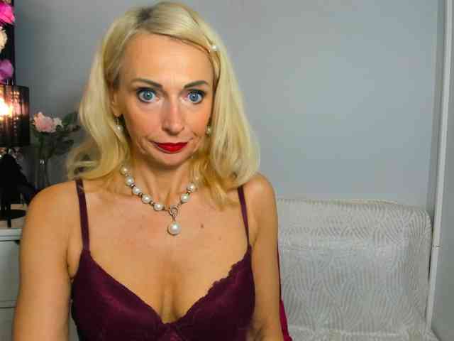 CrystalPretty webcam