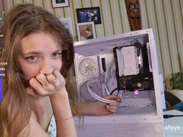 SarahShy webcam