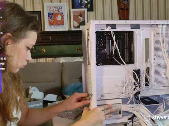 SarahShy webcam