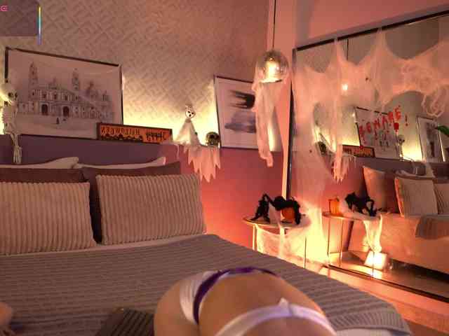 ElleDiane webcam