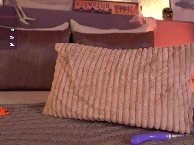 ElleDiane webcam