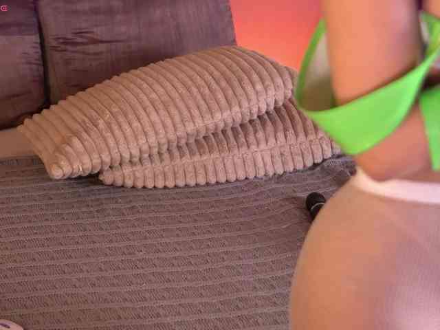 ElleDiane webcam