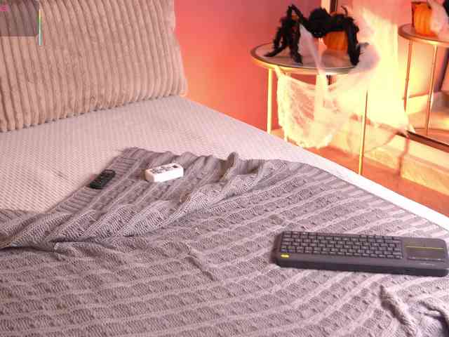 ElleDiane webcam