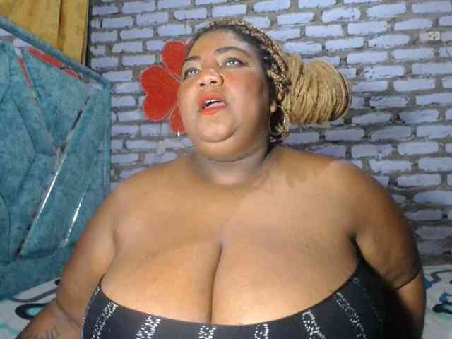 bustyboobsxxll webcam