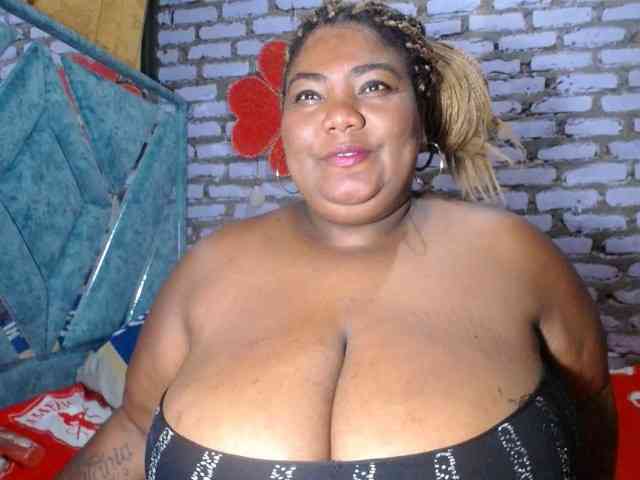 bustyboobsxxll webcam