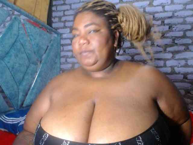 bustyboobsxxll webcam