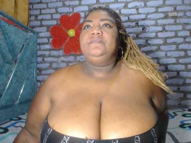 bustyboobsxxll webcam