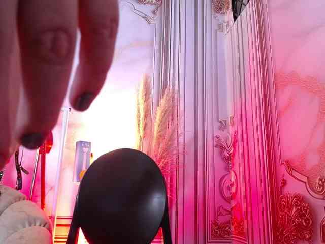 Naty-slavedoll webcam