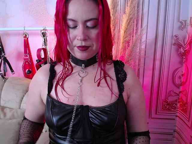 Naty-slavedoll webcam