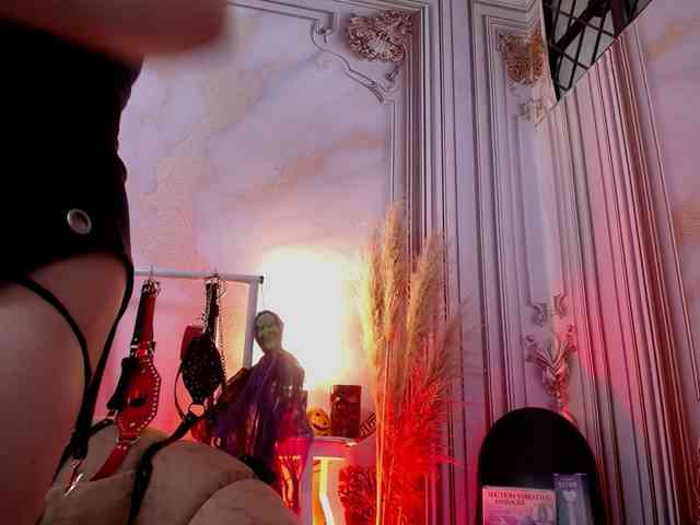 Naty-slavedoll webcam