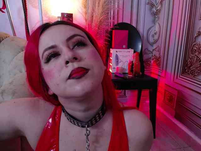 Naty-slavedoll webcam