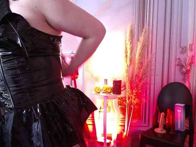 Naty-slavedoll webcam