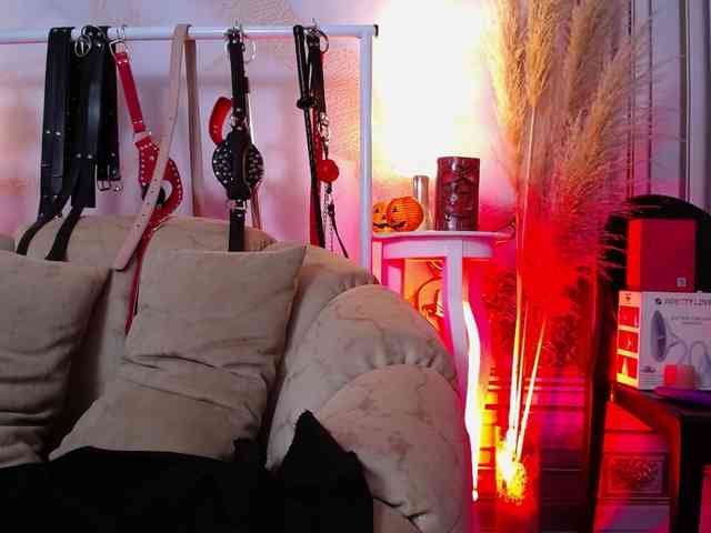 Naty-slavedoll webcam