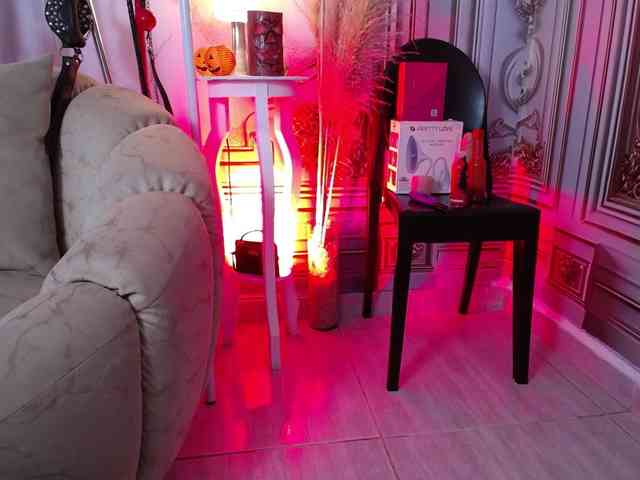 Naty-slavedoll webcam